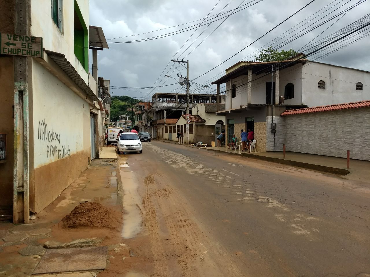 Rua onde duas pessoas foram baleadas na noite deste sábado (7), em Cariacica. Foto: Divulgação