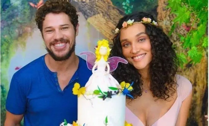 Imagem ilustrativa da imagem Débora Nascimento sobre o ex José Loreto: 'Vou amá-lo como amigo para sempre'