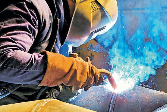 Soldador é um dos cargos com oportunidades de emprego disponíveis