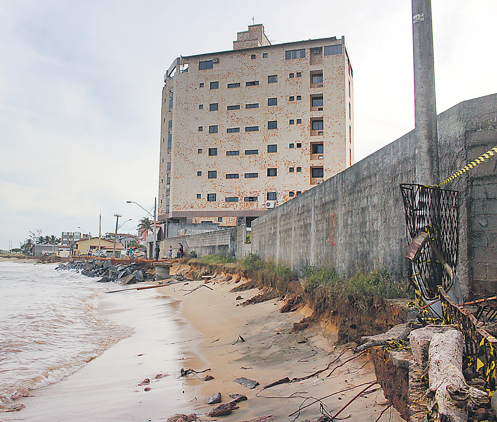 Praia do Riacho: a erosão destruiu a rua e ameaça um edifício. Foto: Roberta Bourguignon