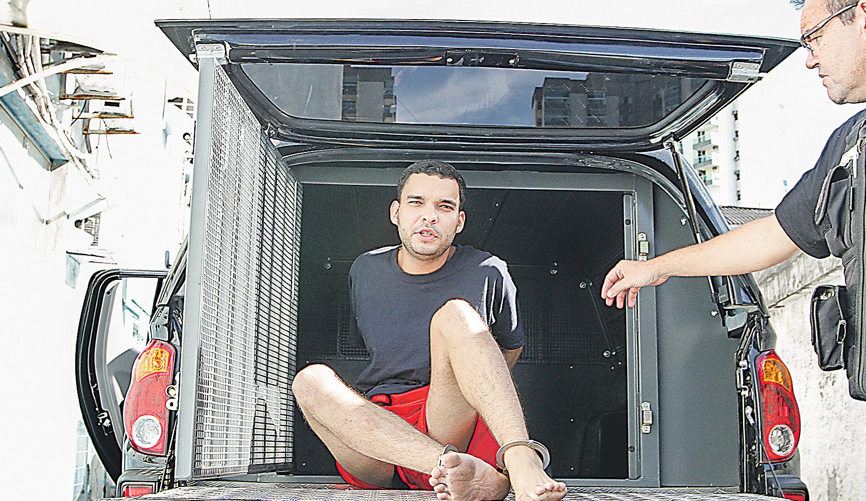 Gustavo Simonassi foi levado ao DML para exame de corpo de delito. Após capotar carro, ele atirou em administrador em Jardim da Penha, Vitória. Foto: Fábio Nunes