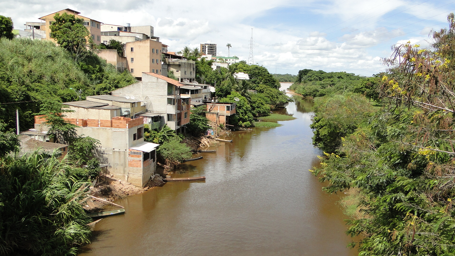 Como medida de prevenção, moradores ribeirinhos que vivem abaixo da barragem estão sendo orientados a deixarem suas casas quando ocorrer a abertura do canal. Foto: Wilton Júnior