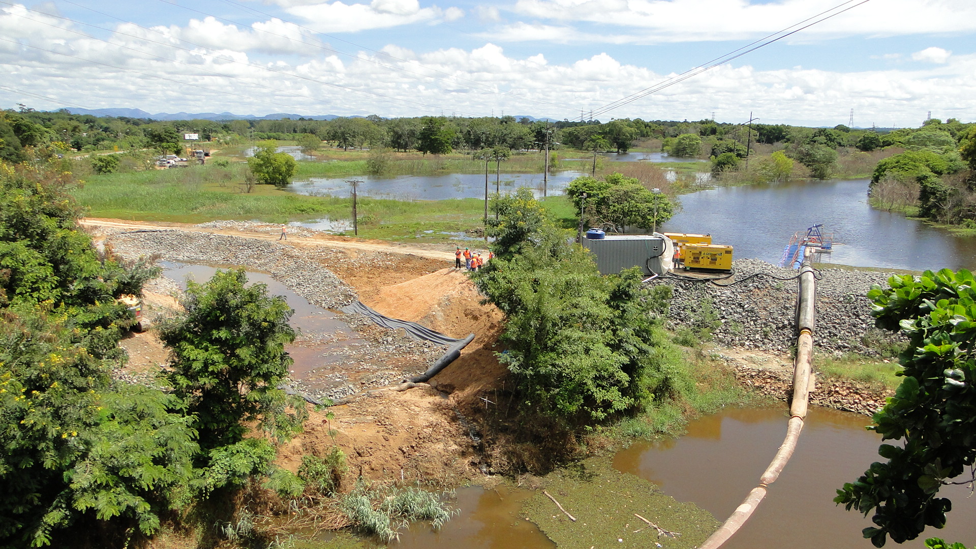 Abertura do canal está com a vazão inicial é de 1.200 litros por segundo. Os próximos passos serão o aprofundamento do canal para aumentar a vazão. Foto: Wilton Júnior