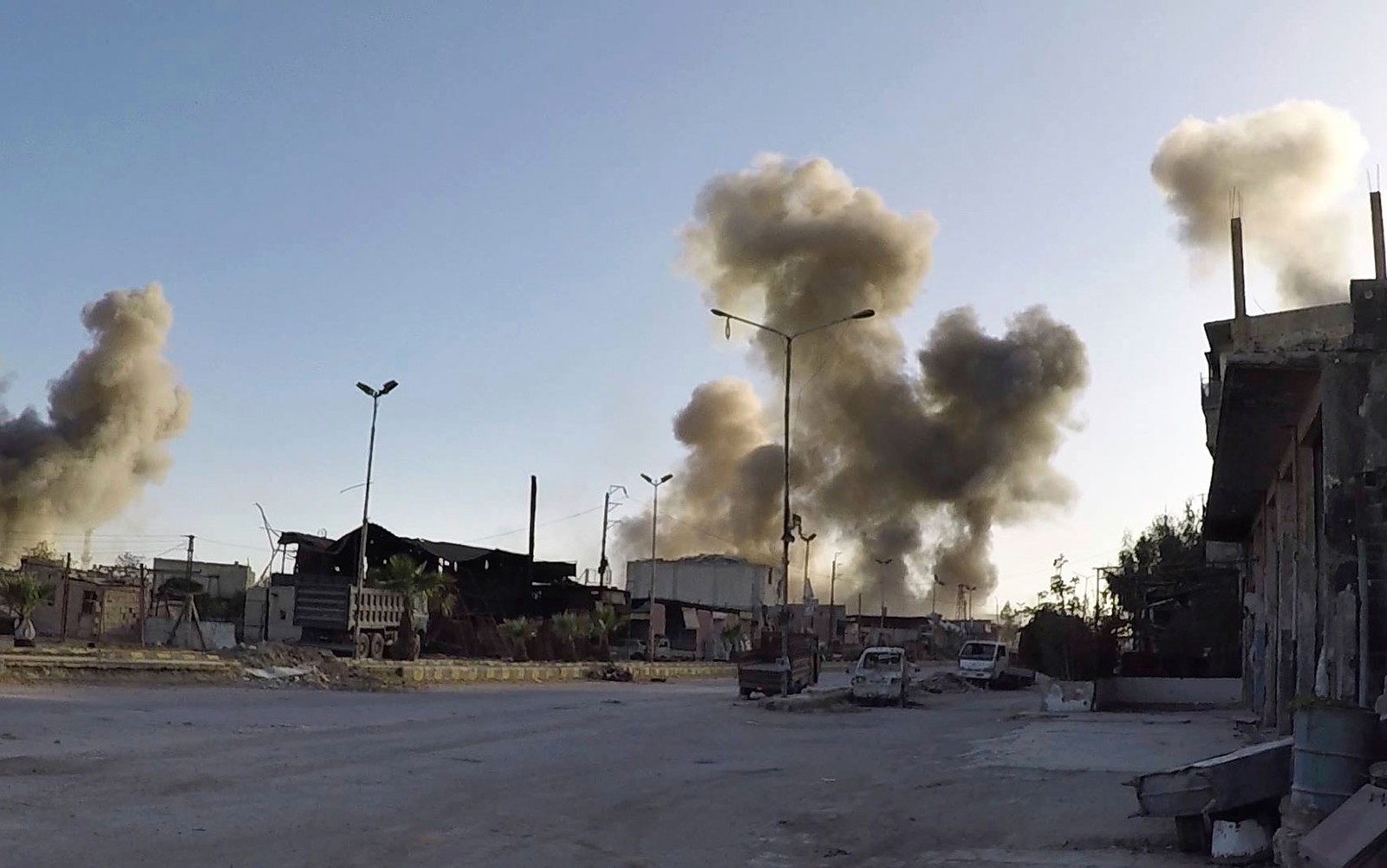 Fumaça é vista após ataques aéreos do governo sírio na cidade de Douma. Foto: Syrian Civil Defense White Helmets