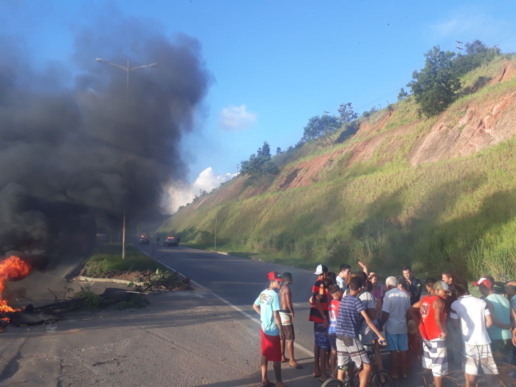 Grupo protestava contra atropelamento de um jovem na manhã desta segunda-feira(09).Foto: Whatsap