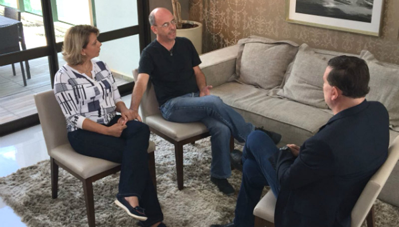 Ao lado da esposa, Gerson Machado conversou com a equipe do SBT. Foto: Divulgação/SBT