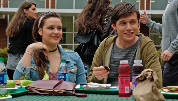 Katherine Longford e Nick Robinson, rostos conhecidos do público teen