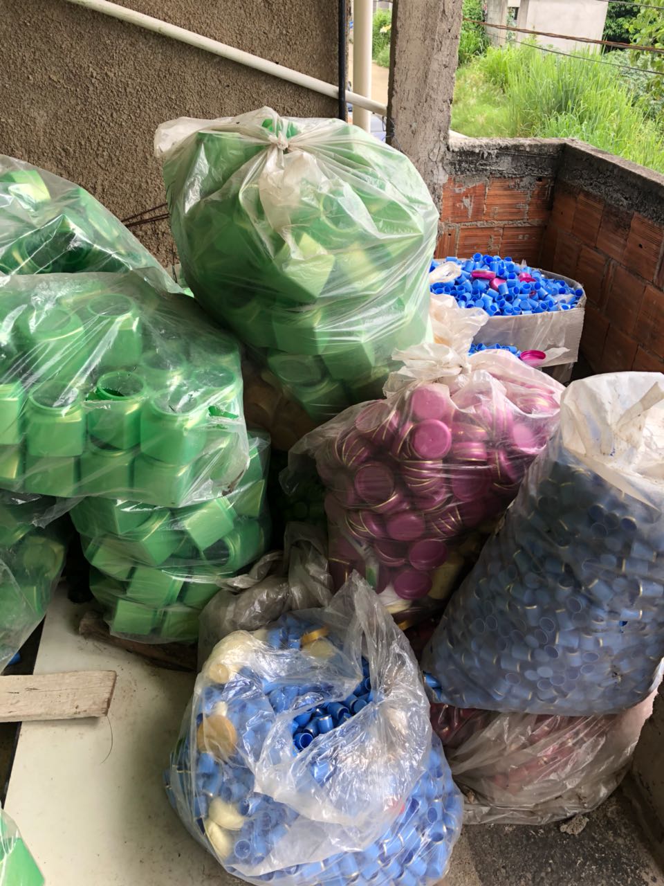 Fábrica clandestina tinha embalagens e rótulos dos produtos. Foto: Divulgação/Polícia Civil