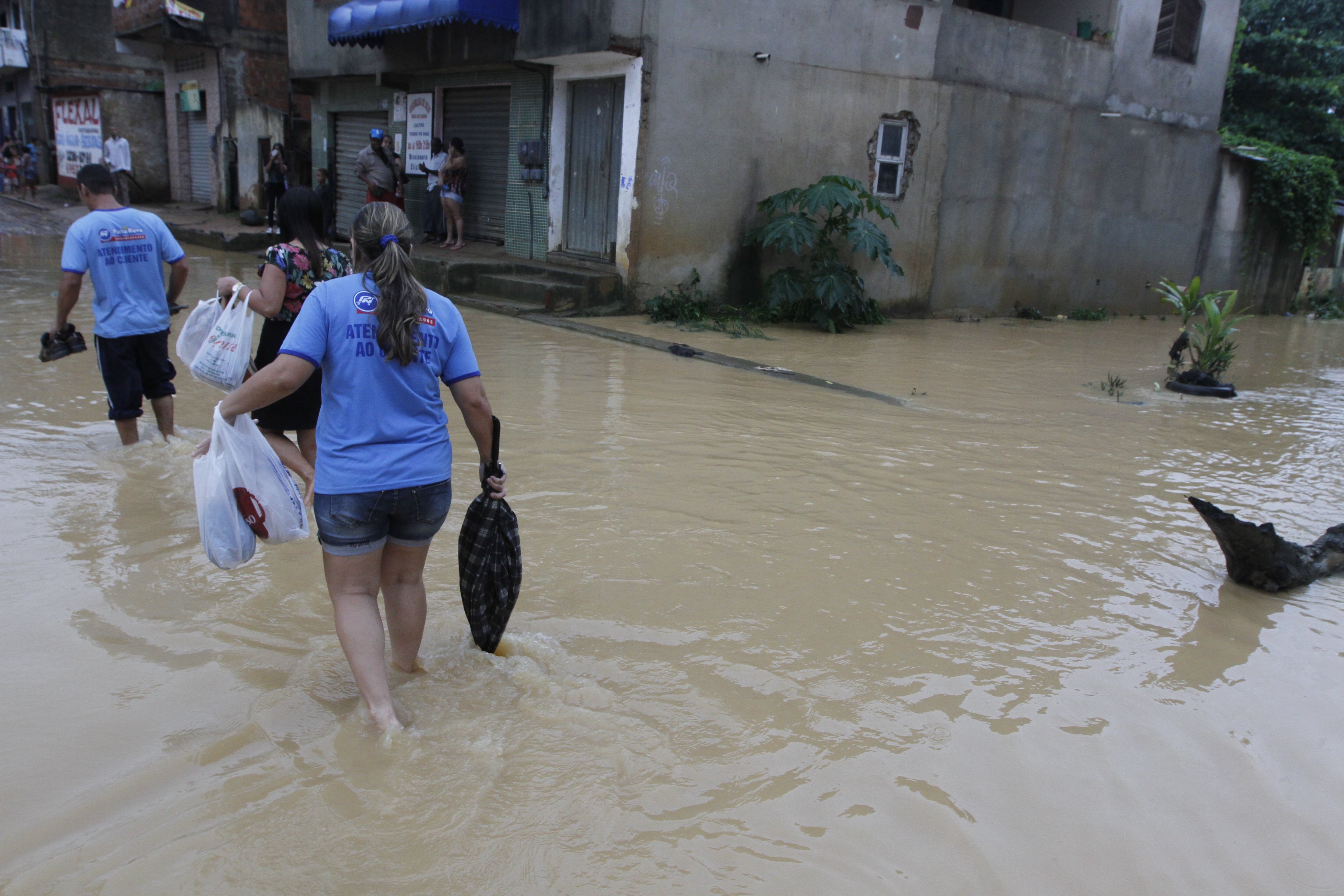 Moradores enfrentam alagamento em Flexal I, Cariacica. Foto: Kadidja Fernandes/AT