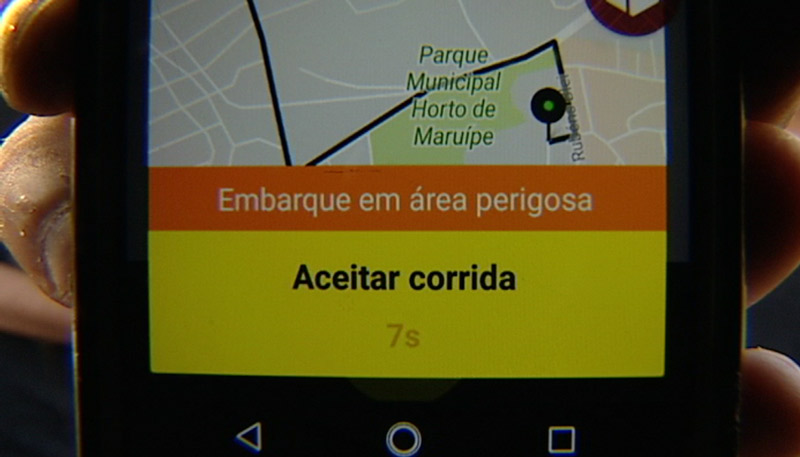 Tela do aplicativo orienta: motorista segue para área de risco para a segurança. Foto: Reprodução TV Tribuna/SBT