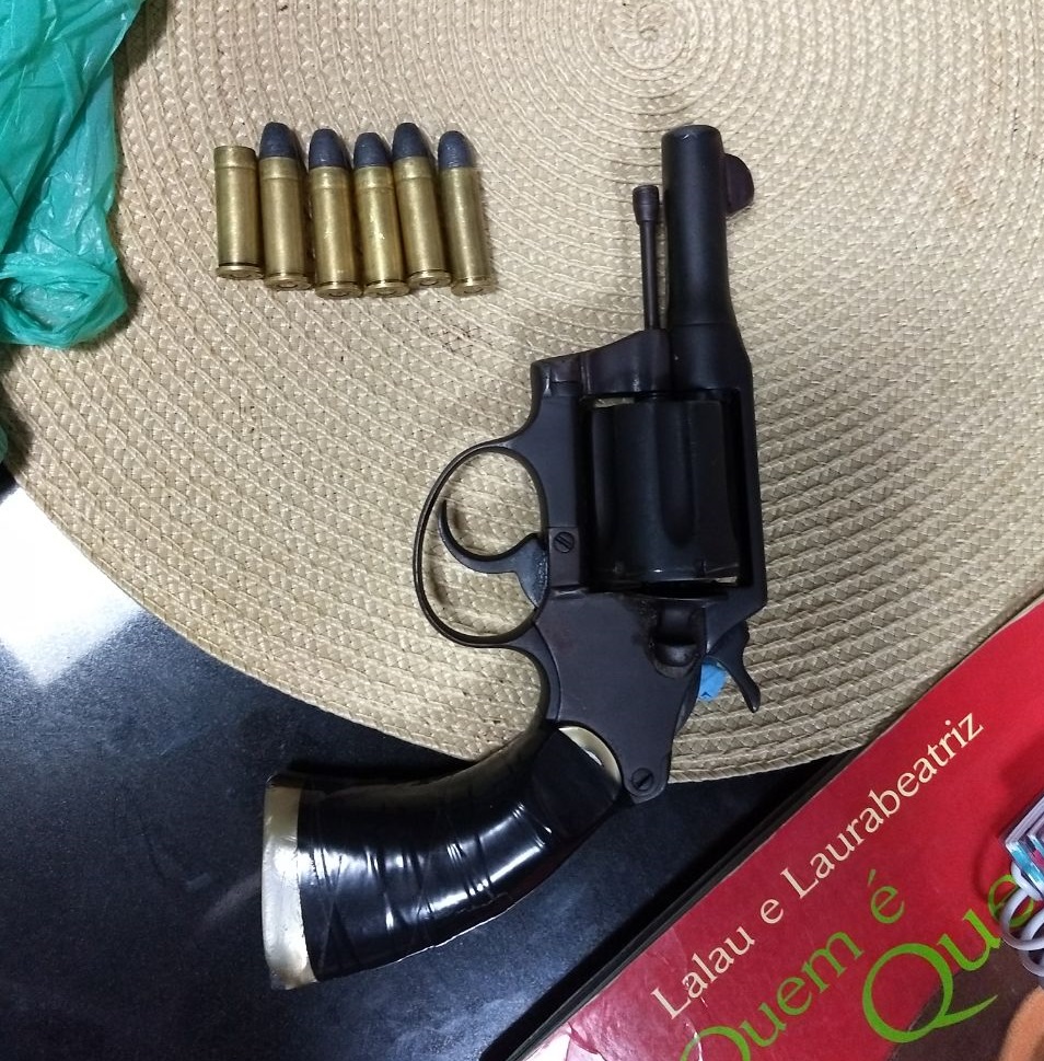 Arma usada pelos criminosos. O engenheiro foi atingido por um tiro na perna. Foto compartilhada via WhatsApp