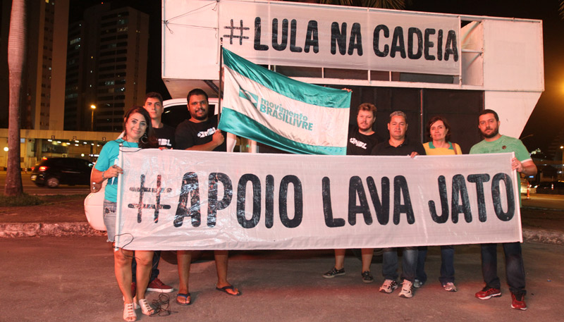 Grupo realizou um ato em frente à praça de pedágio, na segunda. Foto: Dayana Souza