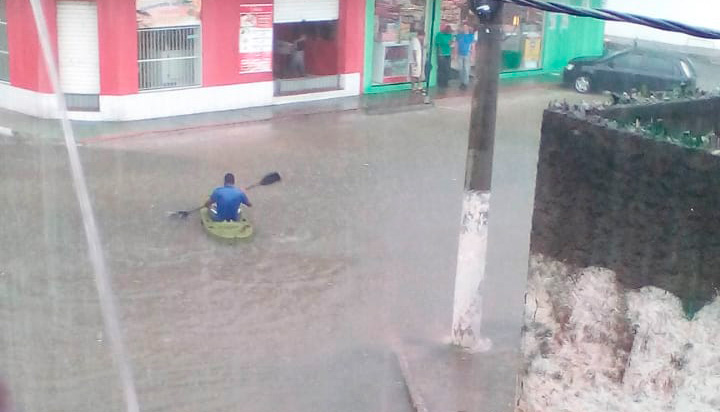 Cidadão foi flagrado com um caiaque nas ruas do bairro Divino Espírito Santo. Foto: WhatsApp