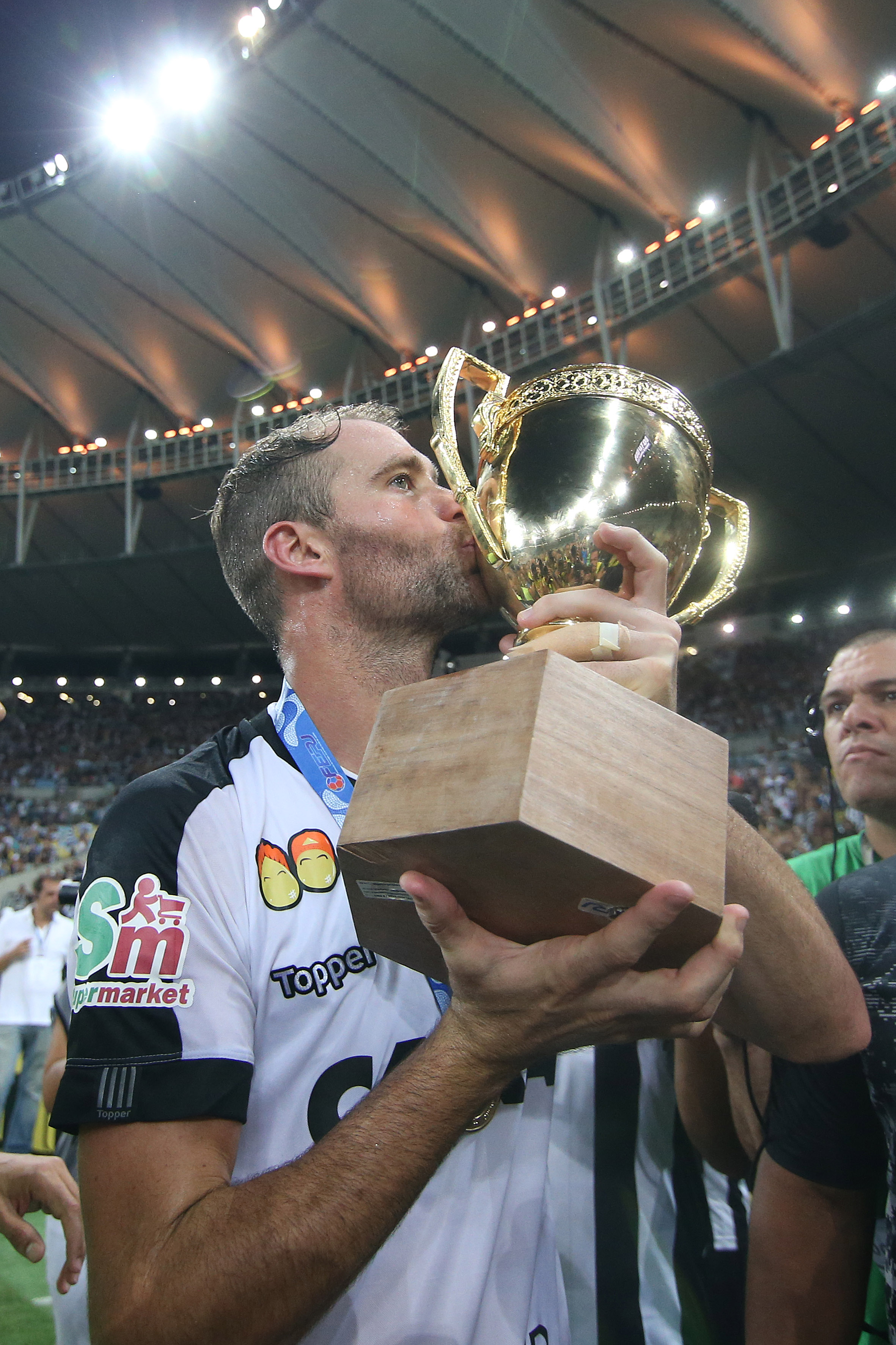 Carli, o capitão, beija a taça. Foto: Vitor Silva/SSPress/Botafogo
