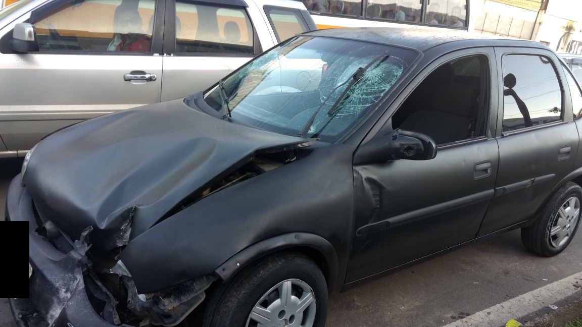 O vidro do carro do PM ficou com marcas de tiros. Foto: Simony Giuberti