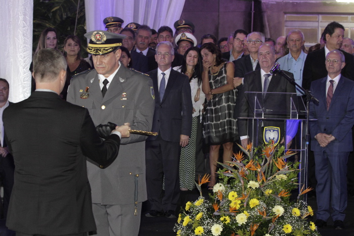 Coronel Nylton fez a entrega da espada para Coronel Ramalho na presença do governador Paulo Hartung. Foto: Beto Morais