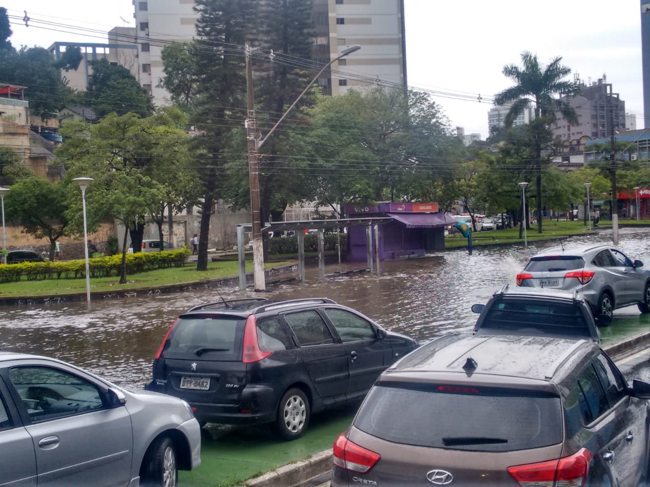 Rua do bairro Santa Lúcia, em Vitória, tomada pela água. Foto: WhatsApp