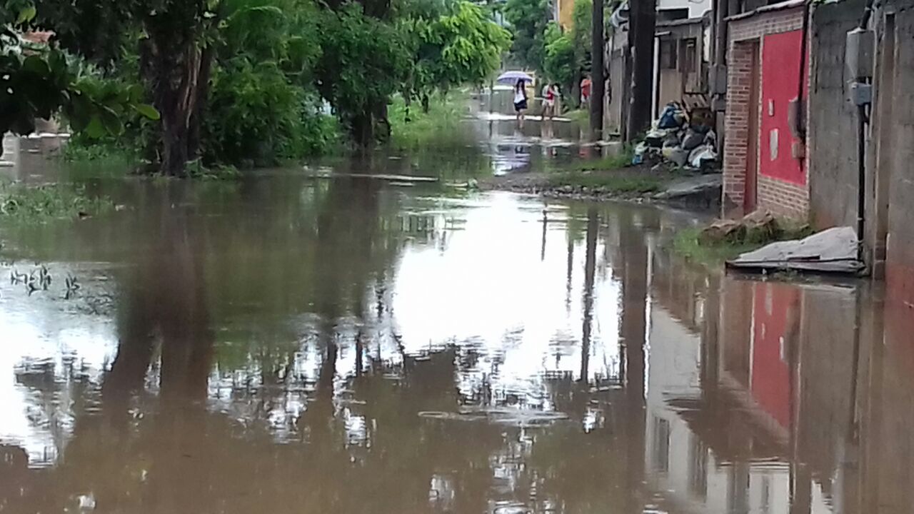 O bairro Cobilândia em Vila Velha está debaixo de água, segundo imagens enviadas por moradores. Foto: Whatsap