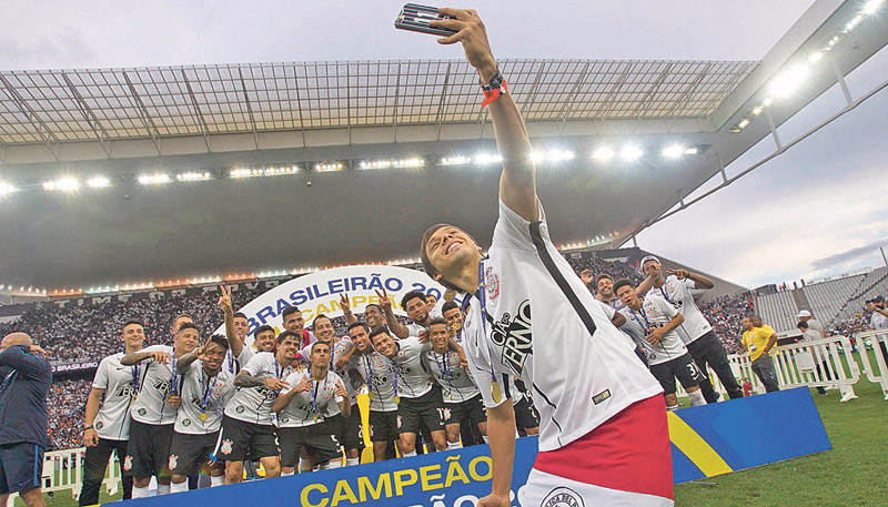 Romero tira selfie dos jogadores do Corinthians no título do ano passado. Foto: Daniel Augusto Jr. / Ag. Corinthians