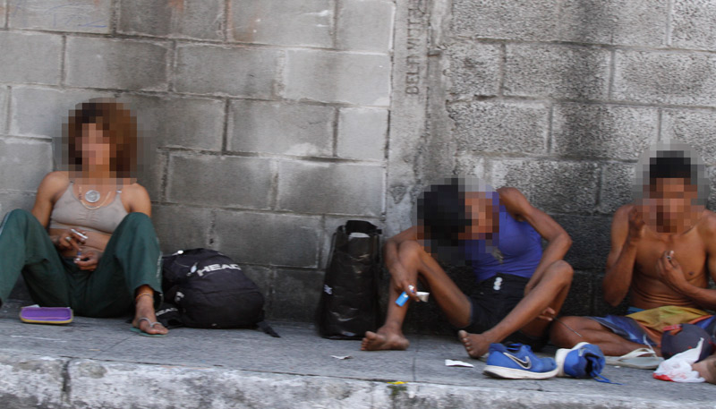 Na terça-feira, às 15h40, um grupo de oito pessoas foi flagrado pela reportagem na avenida Capitão João Brandão, na Enseada do Suá, em Vitória. Foto: Thiago Coutinho/AT