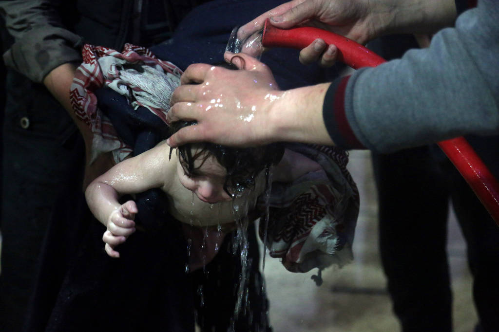 Criança é tratada em hospital em Duma após suposto ataque com arma química no dia 7 de abril. Foto: Capacetes Brancos/Divulgação