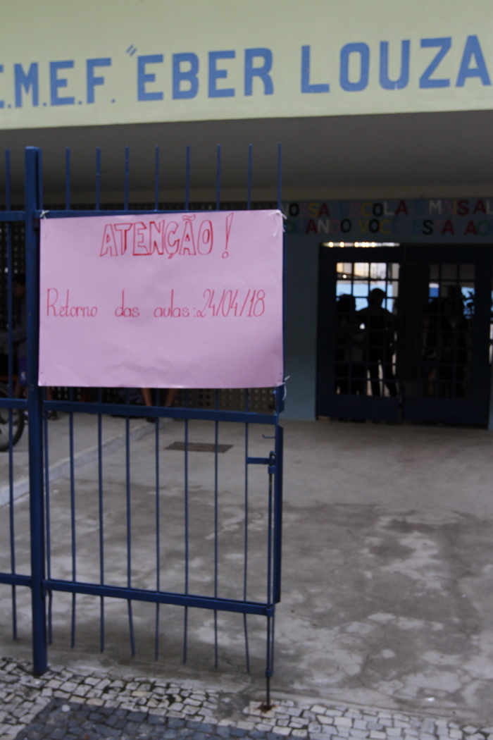 Cartaz anuncia volta das atividades na Escola Eber Louzada Zippinotti , em Jardim da Penha, Vitória. Foto: Leone Iglesias.