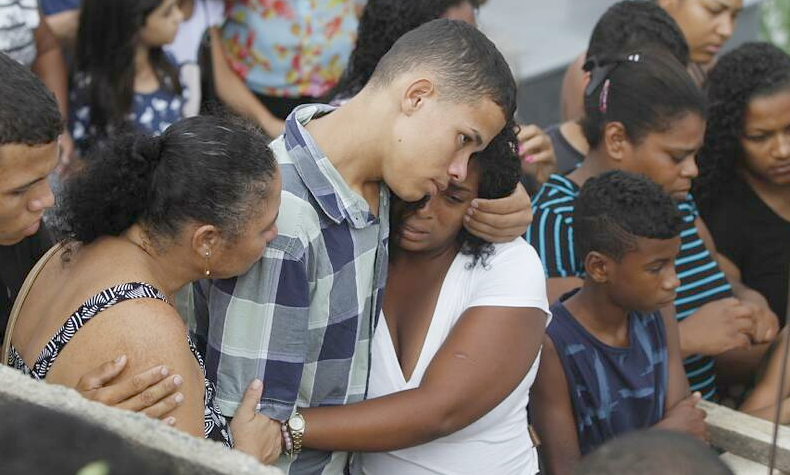 Na foto: o enterro de Karolaine Mattos, morta com um tiro de bala perdida durante confronto entre policiais e traficantes em Cariacica.Foto: Rodrigo Gavini