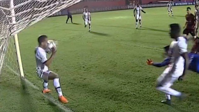 Árbitro deu pênalti de Everton Ribeiro neste lance. Foto: Reprodução