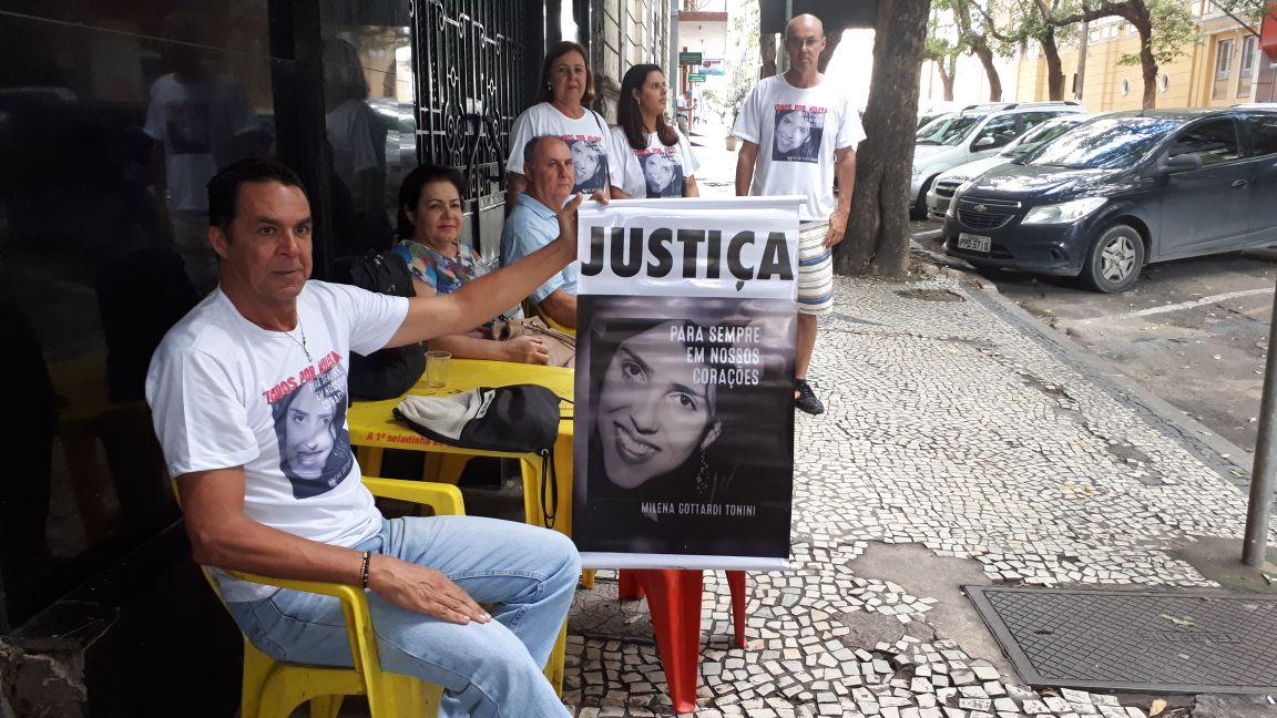 Familiares da médica se reuniram em frente ao fórum nesta manhã. Foto: Thaís Cardoso