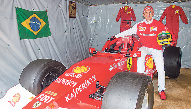 Jocenir Fabres, 52, com a sua Ferrari: exposição do veículo por 3 dias em eventos rende R$ 10 mil ao mecânico. Foto: Iago Miranda/AT
