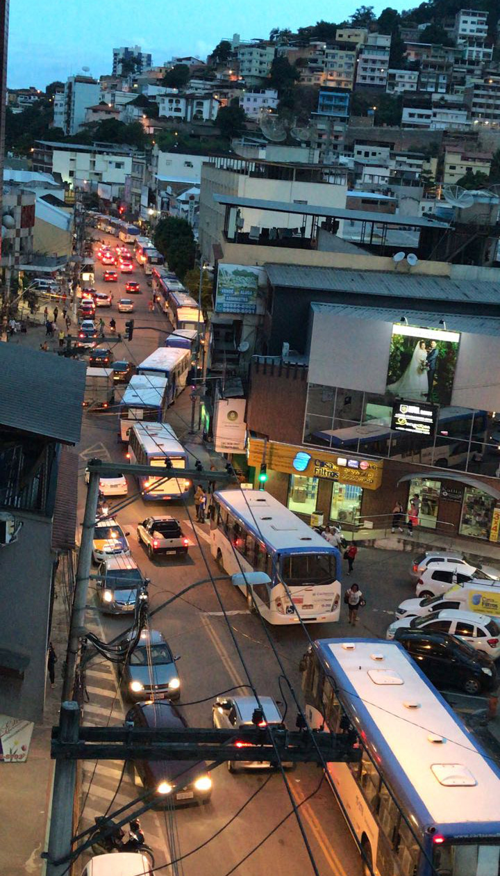 Uma fila de ônibus se formou na região do bairro Guandu até a descida da Igreja Nossa Senhora da Consolação. Foto: WhatsApp