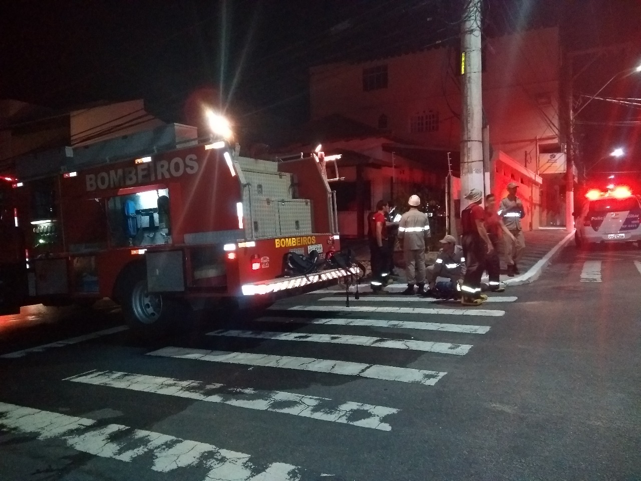 Bombeiros combatem incêndio em casa de pastor em Linhares. Foto: Norte Notícia