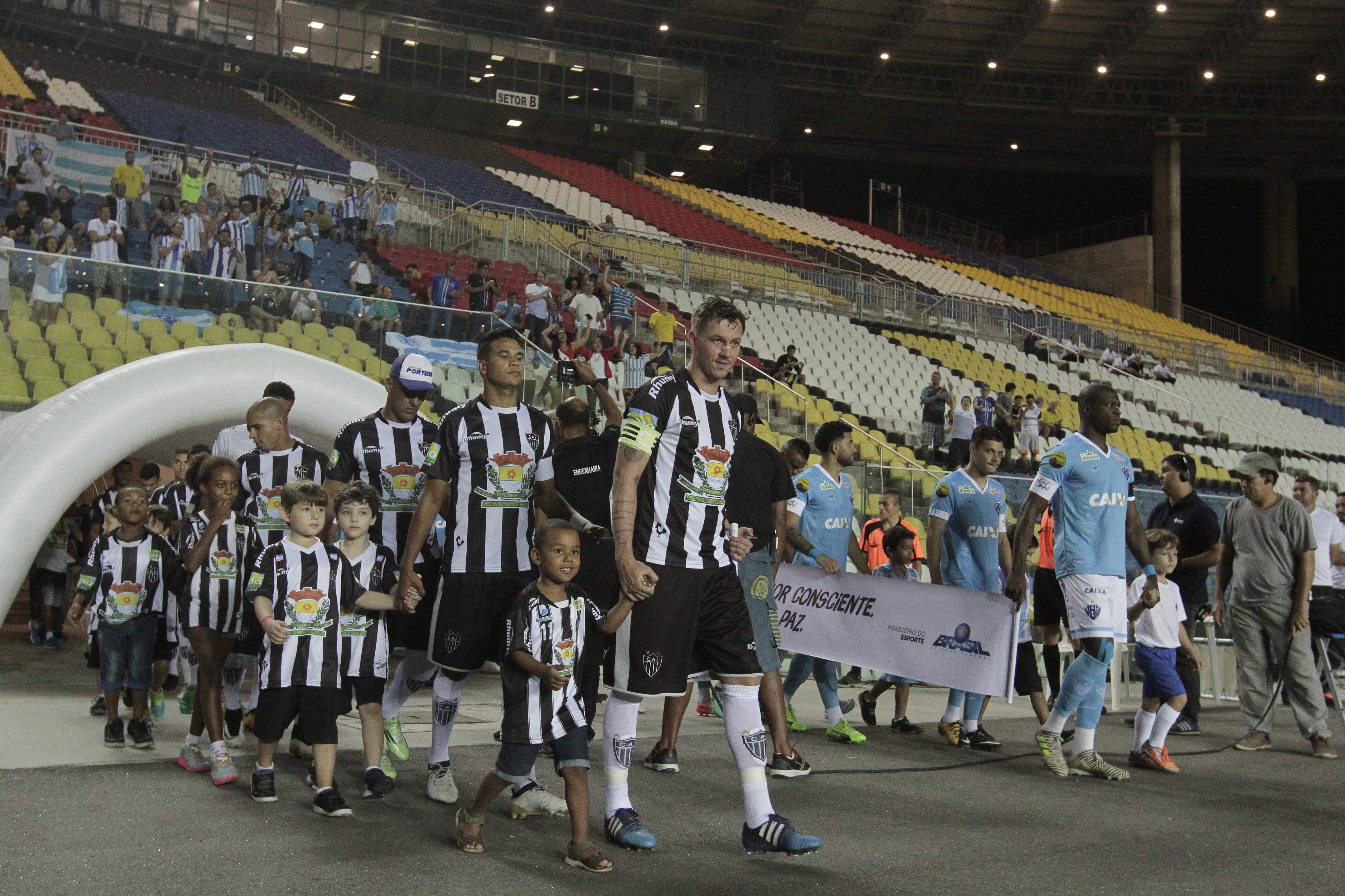 Entrada dos times para o jogo de ida da final da Copa Verde. Foto: Beto Morais