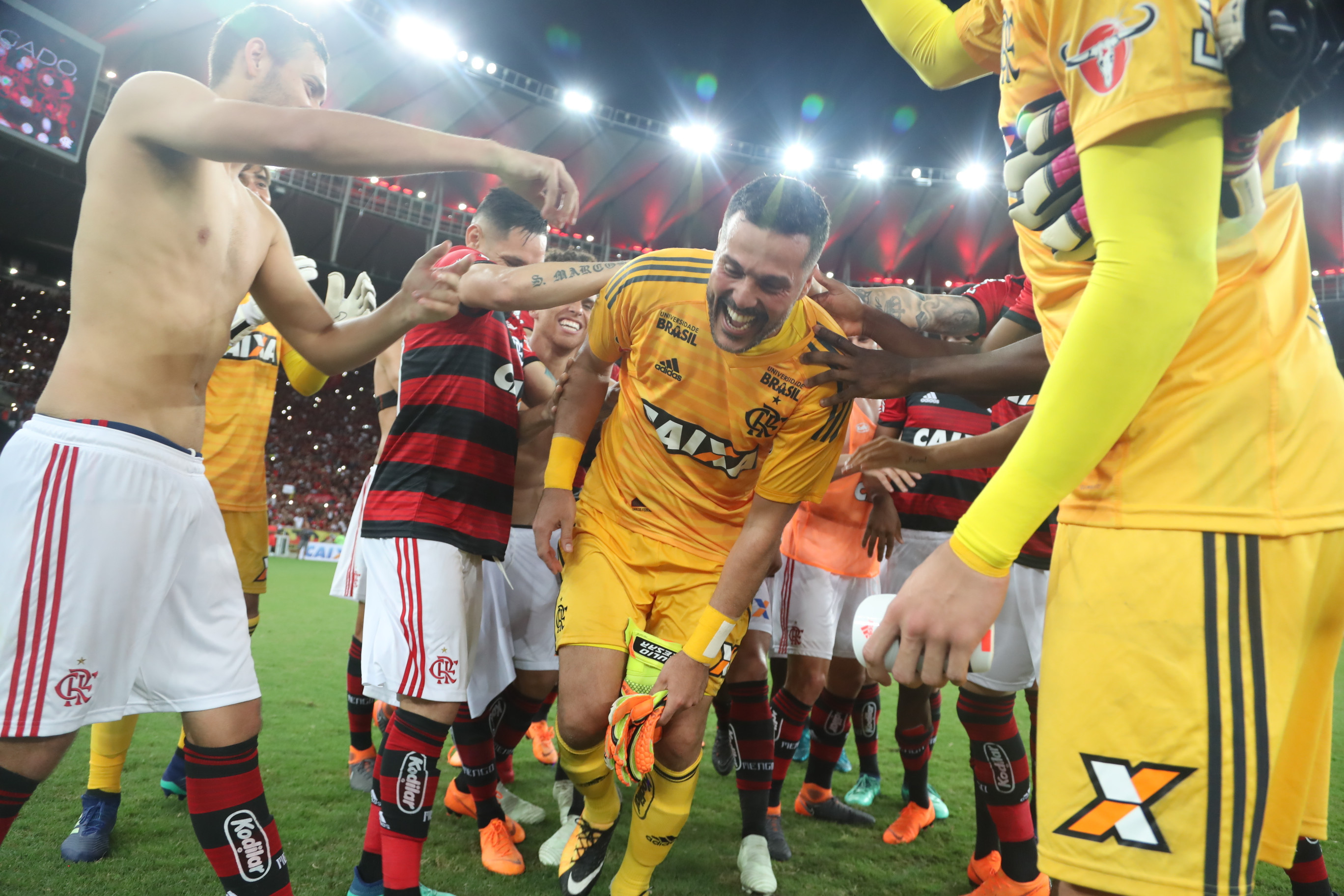 Júlio César "homenageado" pelos colegas após o jogo. Foto: Gilvan de Souza/Flamengo