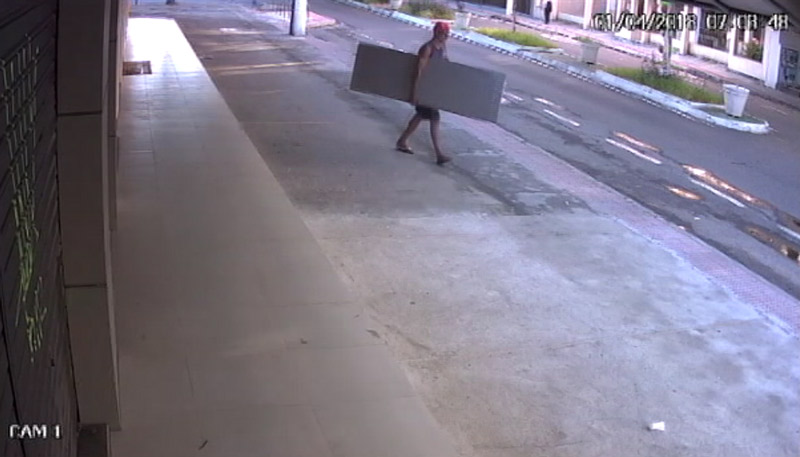 Crime foi flagrado por imagens de câmeras de segurança. Foto: Reprodução