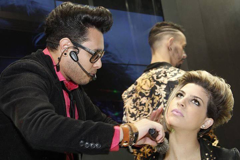 Em São Paulo, o cabeleireiro George durante uma apresentação fazendo penteado no cabelo da mulher Juliana. Foto: Acervo Pessoal