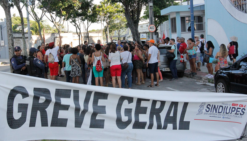 Professores durante manifestação. Greve teve início no dia 26 de março. Foto: Beto Morais / AT