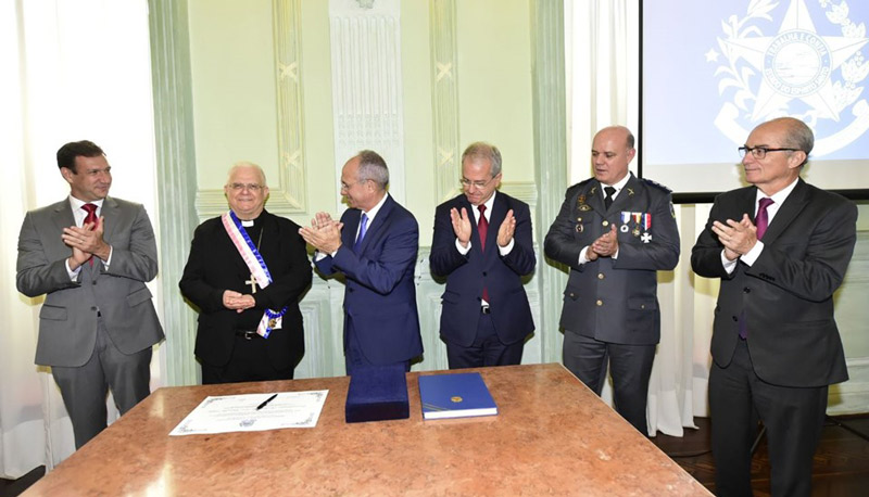 Governador entregou a comenda ao arcebispo de Vitória. Foto: Leonardo Duarte/SECOM-ES