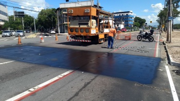 Equipes da Prefeitura finalizam a sinalização horizontal na pista. Foto: Divulgação/PMV