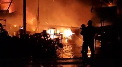 Quatro carros do Corpo de Bombeiros foram usados no combate às chamas. Foto compartilhada via WhatsApp