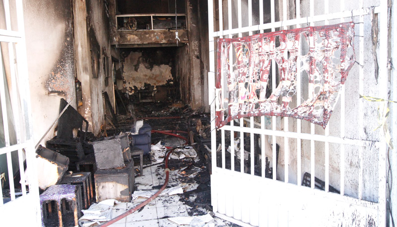 Loja de estofados ficou totalmente destruída pelas chamas. Foto: Leone Iglesias/AT