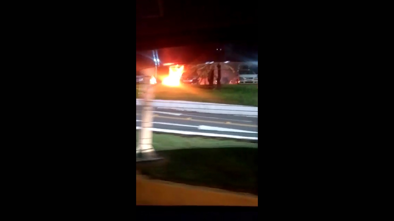 O incêndio começou no início da noite desta segunda-feira (30). Foto: Divulgação.