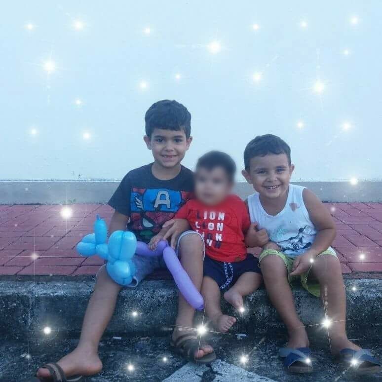 Kauã, de 6 anos (à esquerda), e Joaquim, de 3 anos (à direita), com o irmão mais novo. Foto: Acervo pessoal