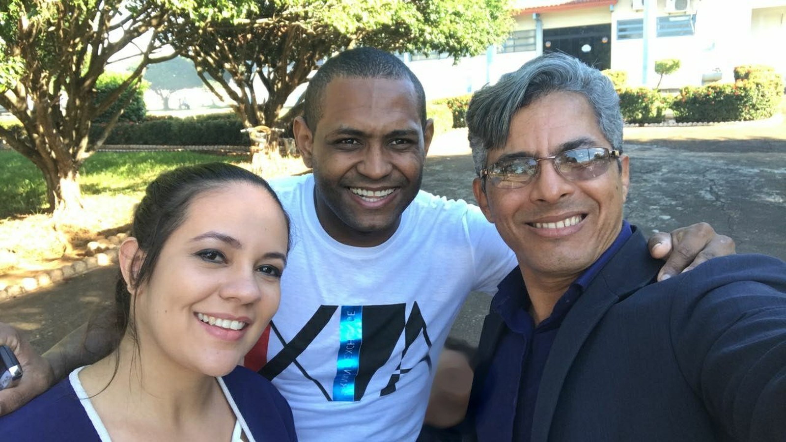 Após sair da cadeia, Jobson tirou foto ao lado de seus advogados. Foto: Divulgação.