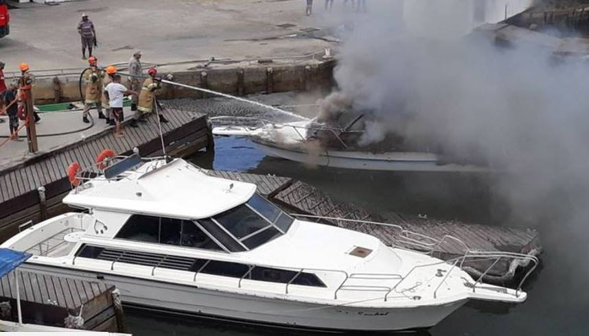 Bombeiros trabalham para conter as chamas na embarcação. Foto: Reprodução