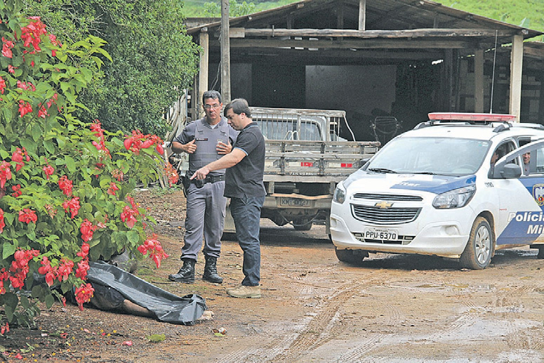 Policiais fazem a perícia no local do assassinato. Foto: Beto Barbosa