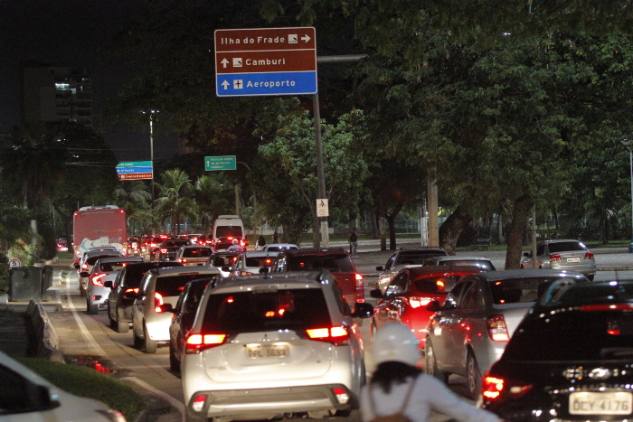 Trânsito na Avenida Saturnino de Brito, em Vitória, no início da noite desta sexta-feira (13). Foto: Beto: Beto Morais.