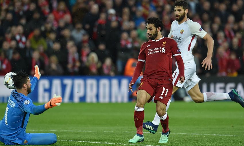 Salah encobre o goleiro Alisson com categoria na goleada do Liverpool. Foto: Sam Williams/LiverpoolFC