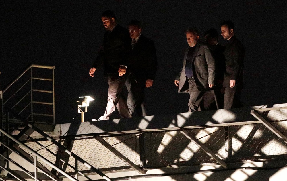 Lula chegando à PF em Curitiba. Foto: Reuters