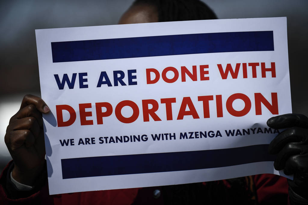 Manifestante segura cartaz em protesto contra deportação de professor, em St. Paul, Minnesota. Expulsões sumários têm sido mais comuns desde que Trump chegou à Casa Branca. Foto: Reprodução/Aaron Lavinsky/Star Tribune